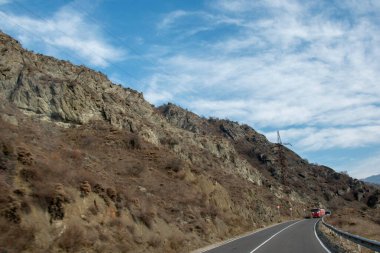 Dağlara giden yol. Sonbahar manzarası.