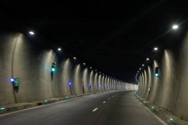 Dağlarda uzun ve boş bir tünel