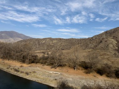 Dağlık bölgenin ve nehrin manzarası.