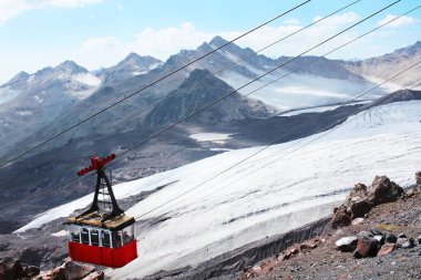 Dağ kaldırma, Elbrus ana kampına turist götürme.