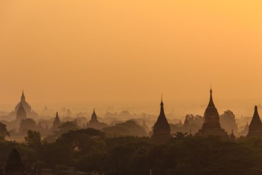 Dawn, gün doğumu ve Pagoda, Bagan Myanmar (Burmar)