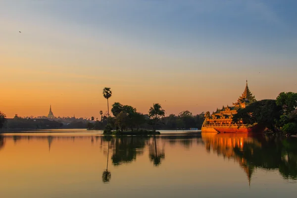 Kandawgyi озеро, місті Yangon в М'янмі (Burmar) — стокове фото