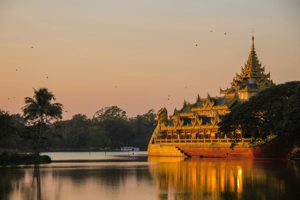 Kandawgyi озеро, місті Yangon в М'янмі (Burmar) — стокове фото