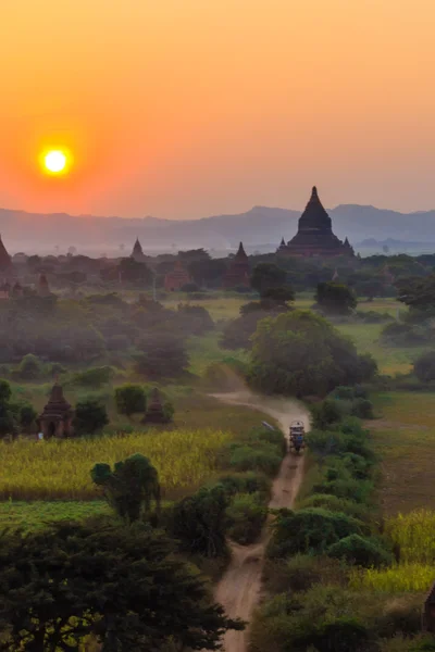 Стас Місежніков та захід сонця, Баган в М'янмі (Burmar) — стокове фото
