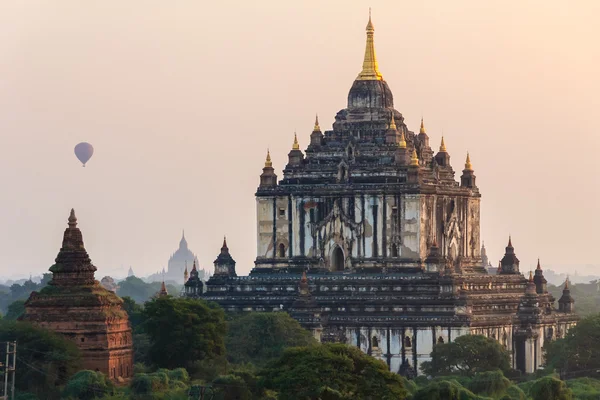 Повітряна куля, Схід сонця, Pagoda, Баган в М'янмі (Burmar) — стокове фото