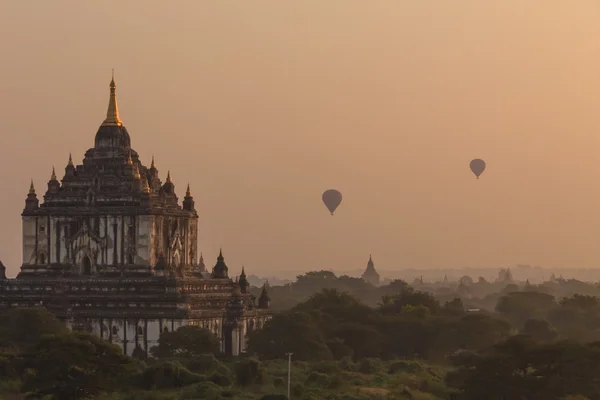 Globo, Salida del sol, Pagoda, Bagan en Myanmar (Burmar ) — Foto de Stock