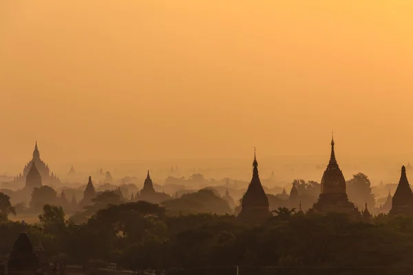 Світанок, Схід сонця і пагоди, Баган в М'янмі (Burmar) — стокове фото