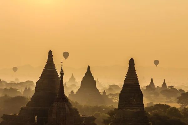 Повітряна куля, Схід сонця, Pagoda, Баган в М'янмі (Burmar) — стокове фото