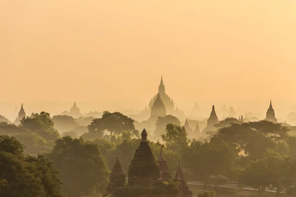 Dawn, Sunrise and Pagoda, Bagan en Myanmar (Burmar ) — Foto de Stock