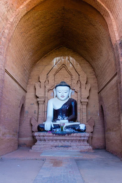Buda imagen, Bagan en Myanmar (Burmar ) — Foto de Stock