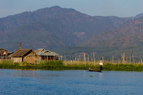 Rybak z nóg, wioślarstwo, jezioro inle w Myanmar (Burmar) — Zdjęcie stockowe