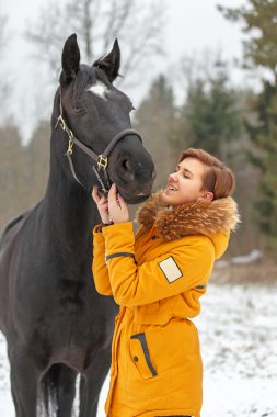 Güzel genç kız bir atı ile.
