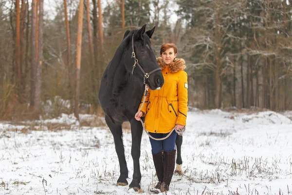 Menina bonita com um cavalo . — Fotografia de Stock
