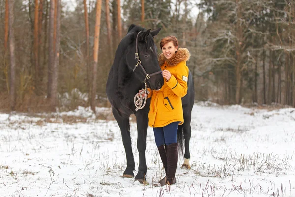 Menina bonita com um cavalo . — Fotografia de Stock