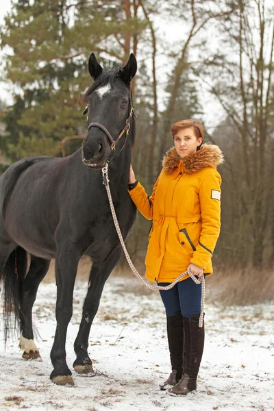 Menina bonita com um cavalo . — Fotografia de Stock