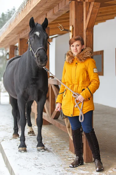 年轻漂亮的女孩与一匹马. 免版税图库图片