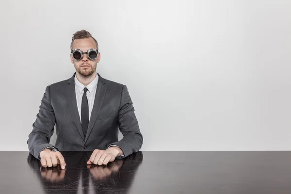 Geschäftsmann sitzt am Schreibtisch — Stockfoto