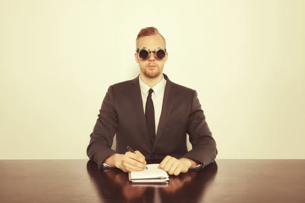 Homem de negócios vintage sentado na mesa de escritório — Fotografia de Stock