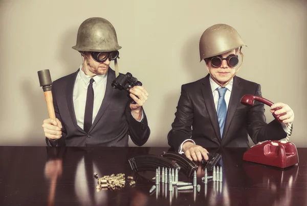 Zwei alte militärische Geschäftsleute sitzen am Schreibtisch — Stockfoto