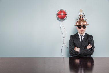 Vintage işadamı ofis masa başında oturan