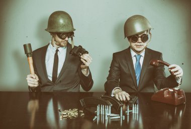 Office masada oturan iki vintage askeri iş adamı