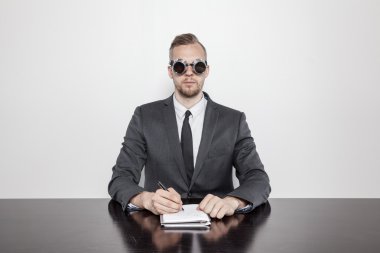 Vintage işadamı ofis masa başında oturan