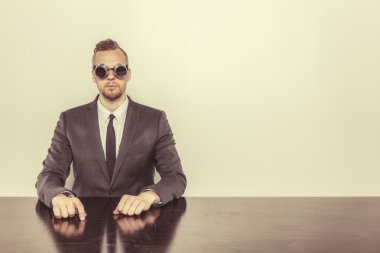 ofis masa başında oturan işadamı