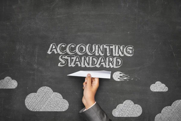 Accounting standaard concept op blackboard met papier vliegtuig — Stockfoto