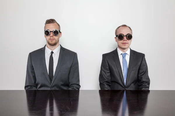 Два бизнесмена сидят за столом офиса — стоковое фото