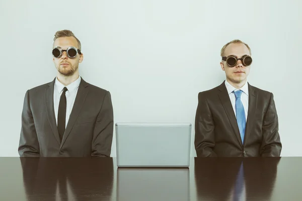 Zwei alte Geschäftsleute sitzen am Schreibtisch — Stockfoto