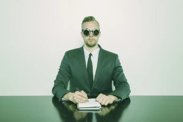 Homem de negócios vintage sentado na mesa de escritório — Fotografia de Stock