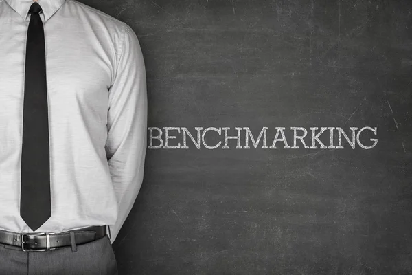 Texto de benchmarking no quadro negro — Fotografia de Stock