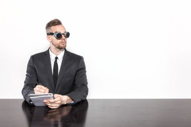 ofis masa başında oturan işadamı