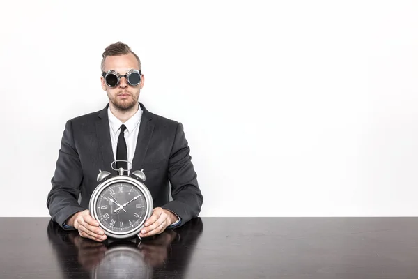 Geschäftsmann sitzt am Schreibtisch — Stockfoto