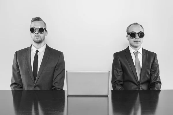 Два винтажных бизнесмена сидят за рабочим столом — стоковое фото