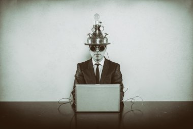 Vintage işadamı ofis masa başında oturan