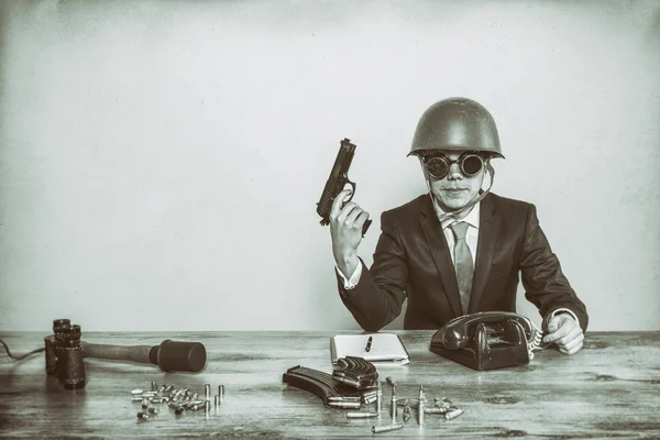 Vintage vojenské podnikatel sedí v kanceláři s ruční pistole — Stock fotografie