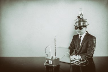 Vintage işadamı ofis masa başında oturan