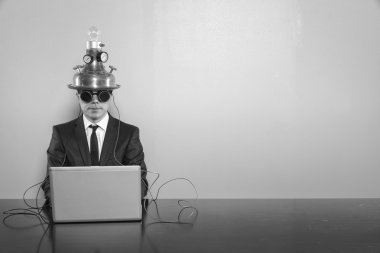 Vintage işadamı ofis masa başında oturan