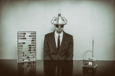 Abaküs ile ofis masa başında oturan işadamı