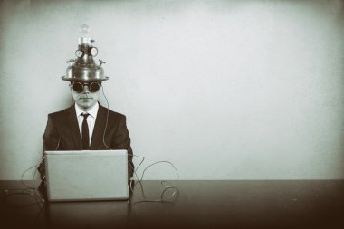 Vintage işadamı ofis masa başında oturan