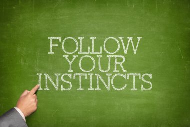 Your içgüdüleri metin blackboard iş adamı el işaret ile takip