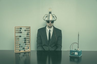 Abaküs ile ofis masa başında oturan işadamı