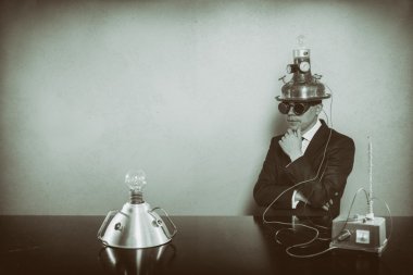 Vintage işadamı ofis masa başında oturan