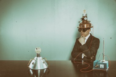 Vintage işadamı ofis masa başında oturan