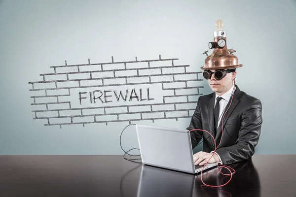 Conceito de firewall com empresário vintage e laptop — Fotografia de Stock