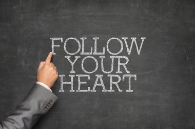 Your Heart metin blackboard iş adamı el işaret ile takip