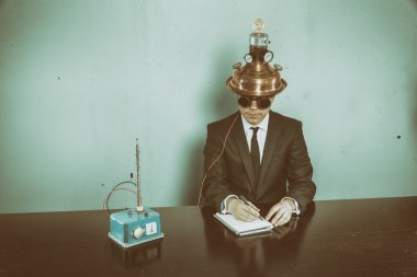 Not Defteri ile ofis masa başında oturan işadamı