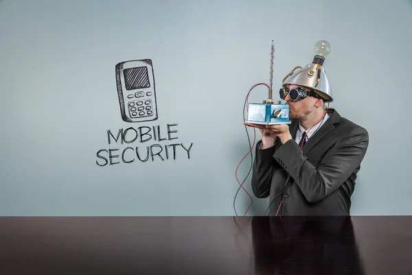 Мобильный текст безопасности с винтажным бизнесменом — стоковое фото