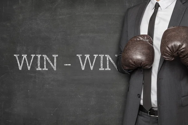 Win - win na tablica z biznesmenem po stronie — Zdjęcie stockowe